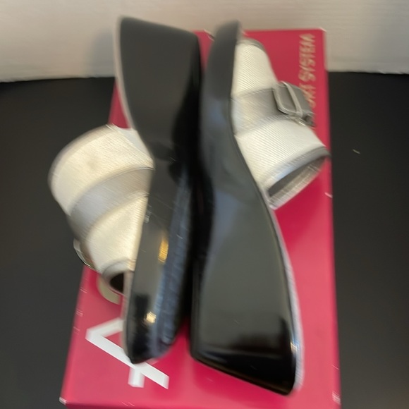 A2 wedge sandal with silver buckle on white linen sz 8 by Aerosoles. - Picture 2 of 8